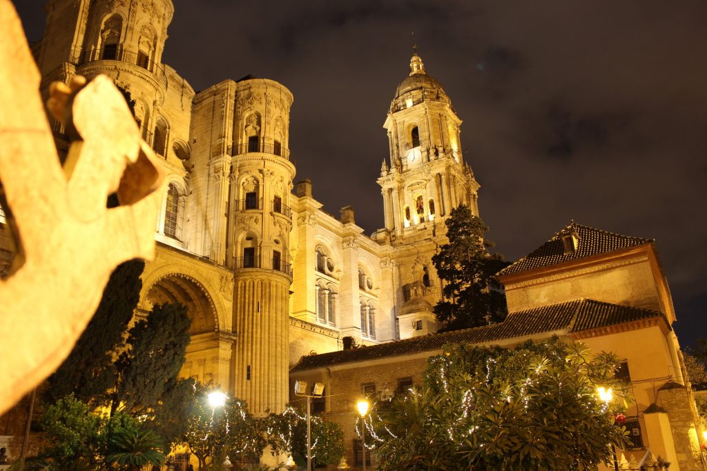 Studiare in Spagna: La Cattedrale di Malaga di notte