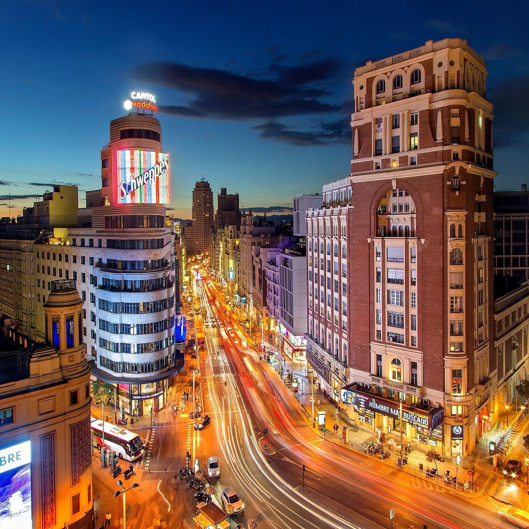 Estudiantes y viajeros disfrutando del centro de Madrid mientras aprenden español en España