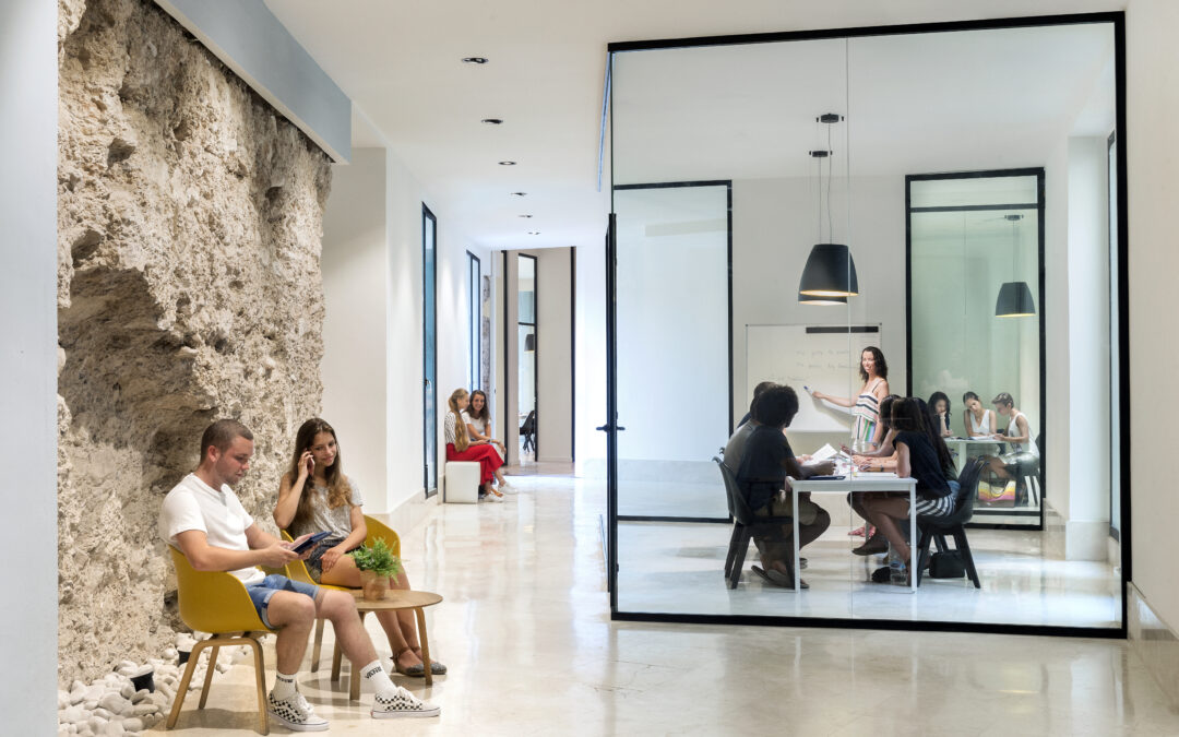 Mejores escuelas de español en Valencia y Málaga 2026