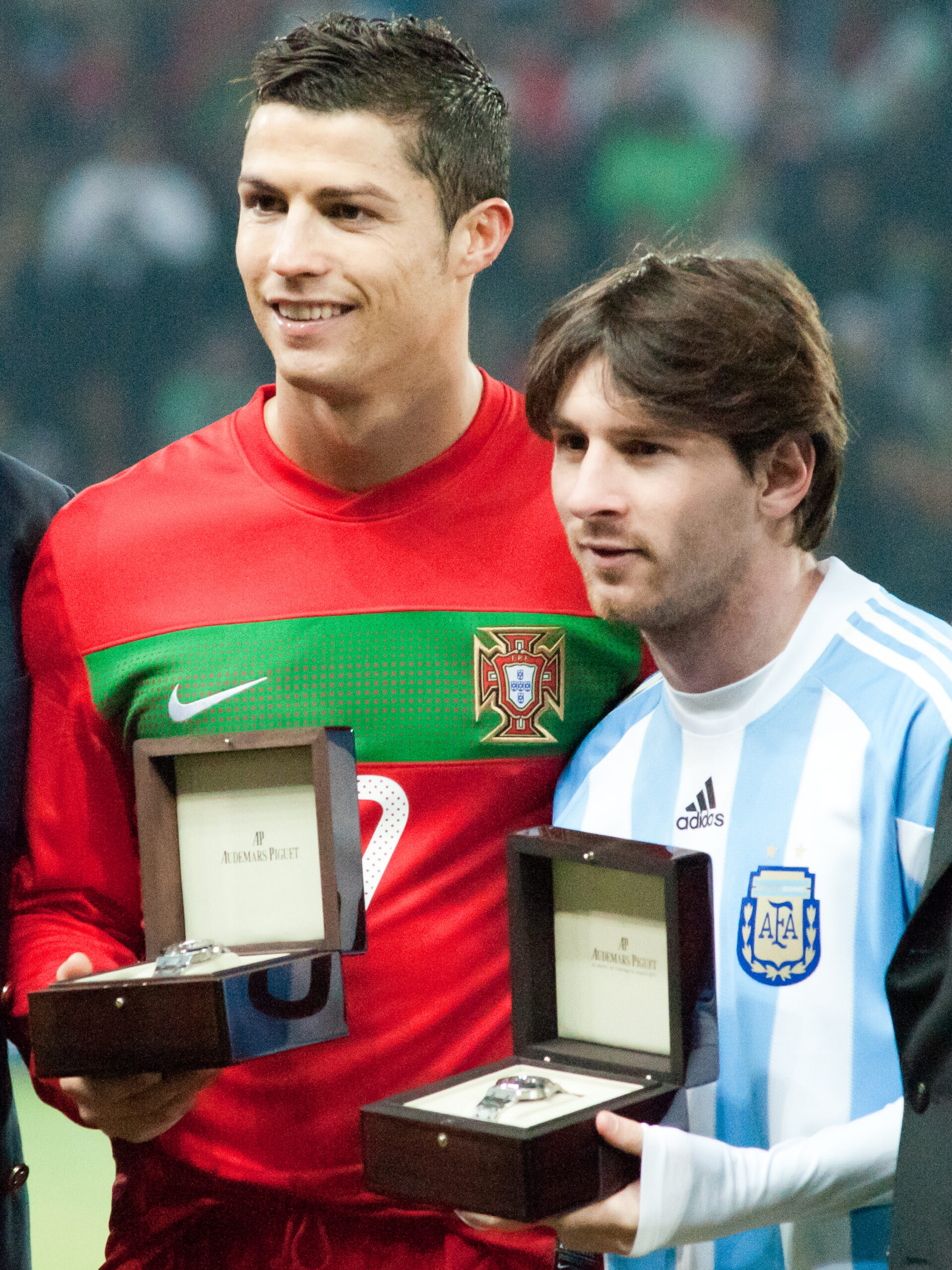 Cristiano Ronaldo y Lionel Messi antes de un partido, ejemplo de vocabulario de fútbol para aprender español