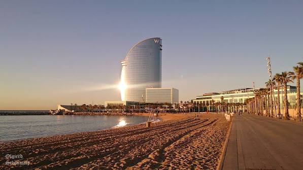 Playa de la Barceloneta en Barcelona mientras aprendes español