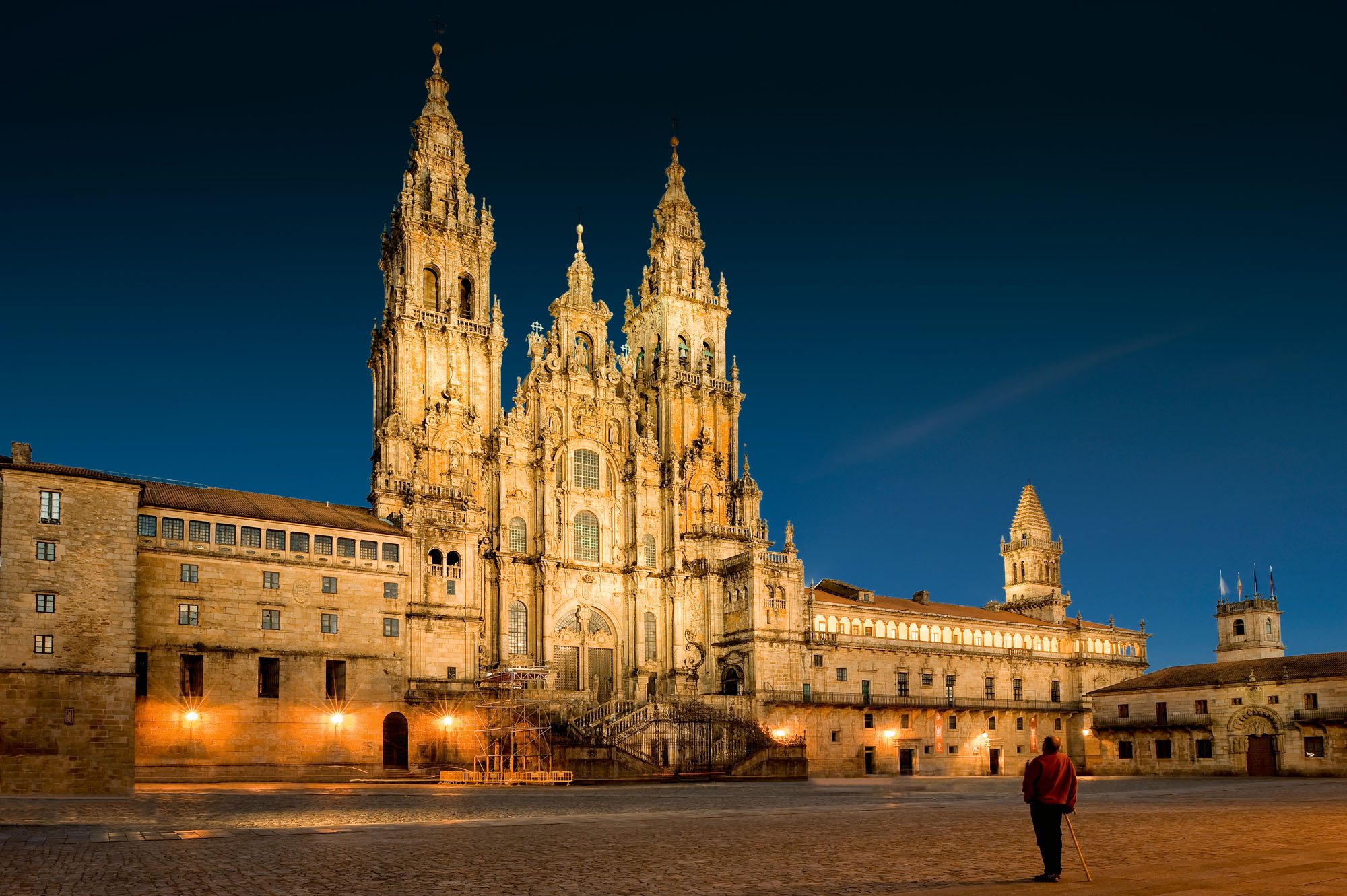 Catedral de Santiago de Compostela iluminada de noche en la plaza del Obradoiro.