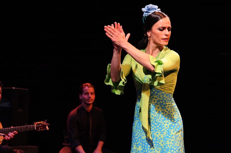Pareja bailando flamenco en un tablao