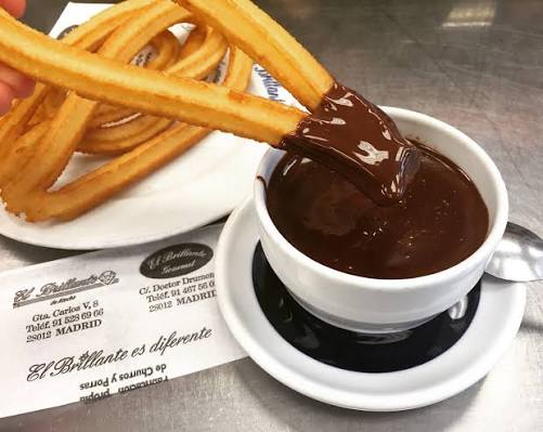 Churros con chocolate caliente tradicional