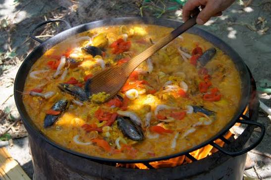 Elaboración de paella de marisco a la leña