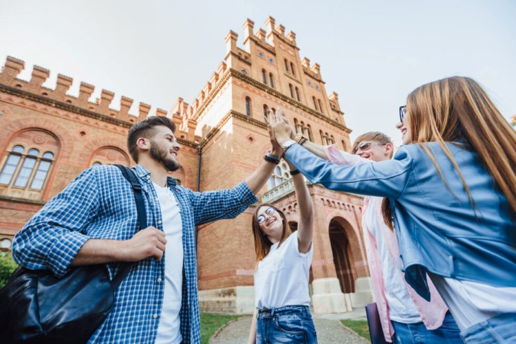 Estudiantes internacionales en el campus de una universidad española